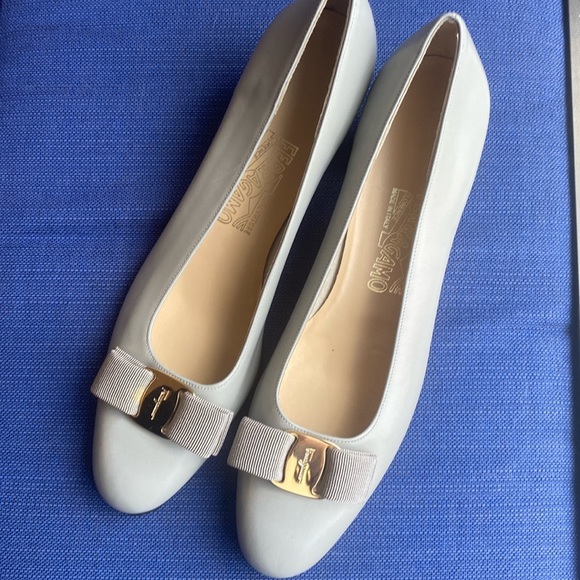 Classic Ferragamo “Vara” Pump - Picture 1 of 4